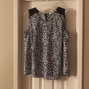 Black & white Sejour sleeveless blouse size 16W.